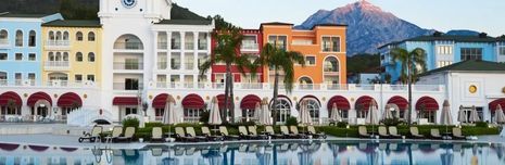 6 differences between a hotel and a resort